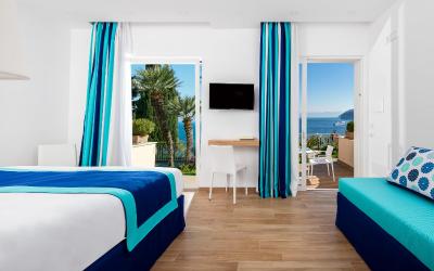 Camera Tripla Deluxe con Vista Mare