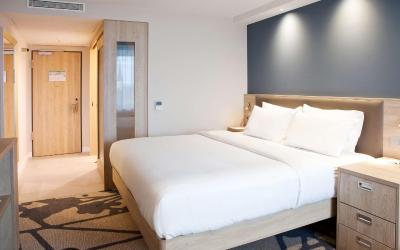 Zimmer mit Kingsize-Bett