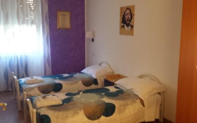 Camera Doppia con Letti Singoli e Bagno in Comune