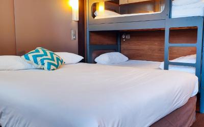 Chambre Quadruple avec 1 Lit Double et 2 Lits Simples Chambre Quadruple avec 1 Lit Double et 2 Lits Simples