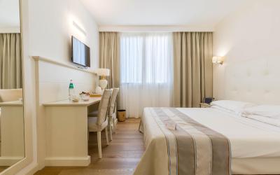 Camera Matrimoniale/Doppia con Letti Singoli con Vista Mare Laterale