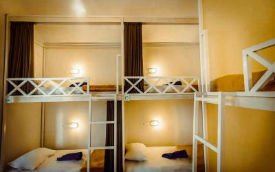 Tempat tidur di Kamar Asrama Campuran 6 Tempat Tidur.