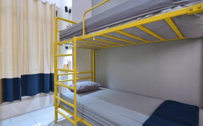 Tempat Tidur Susun di Kamar Asrama Pria