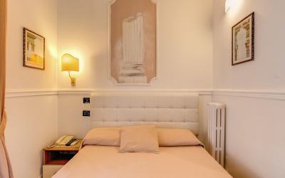 Piccola Camera Matrimoniale con Letto alla Francese 