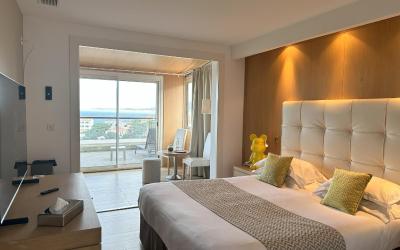 L+ supu00a0u2022u00a0Chambre Double ou Lits Jumeauxu00a0- Terrasse avec Vue sur Mer