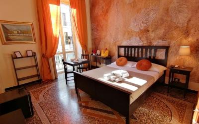 Camera Matrimoniale con Bagno in Comune 