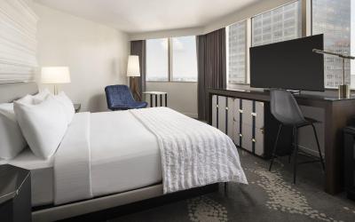 Larger Guest room, 1 King, City view