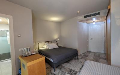 Camera Tripla Superior