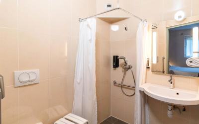 Chambre Double - Accessible aux Personnes u00e0 Mobilitu00e9 Ru00e9duite  Chambre Double - Accessible aux Personnes u00e0 Mobilitu00e9 Ru00e9duite