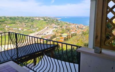 Camera Matrimoniale con Balcone e Vista Mare