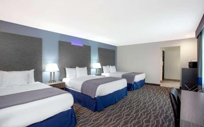 Suite with Three Queen Beds and Sofa Bed - Non-Smoking