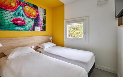 Chambre Lits Jumeaux avec 2u00a0Lits Simples, Connexion Wi-Fi Gratuite, Climatisation et Douche Chambre Lits Jumeaux avec 2u00a0Lits Simples, Connexion Wi-Fi Gratuite, Climatisation et Douche