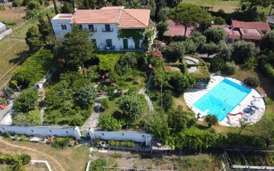 Camera Matrimoniale con Vista Giardino