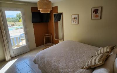 Chambre Lit Queen-Size - Vue sur Piscine
