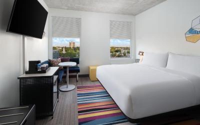 Guest room, 1 King, City view