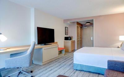 King Room with Accessible Tub - Mobility Access