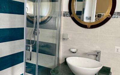 Camera Matrimoniale con Balcone e Vista Mare