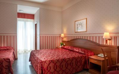 Camera Tripla Superior