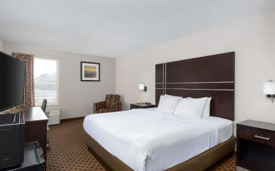 King Room with Roll-in Shower - Disability Access/Non-Smoking