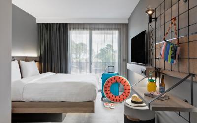 Chambre Lit Queen-Size Moxy Sleeper avec Balcon