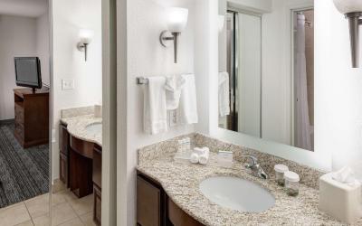 One-Bedroom King Suite - Non-Smoking