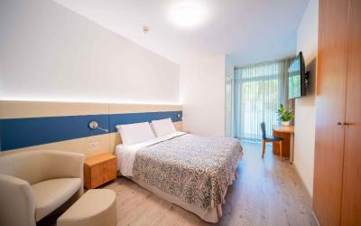 Camera Superior Matrimoniale o Doppia con Letti Singoli e Vista Mare Parziale