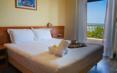 Camera Matrimoniale con Balcone e Vista Mare