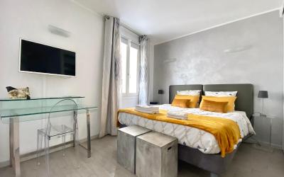 Studio Lit Queen-Size de Luxe Studio Lit Queen-Size de Luxe