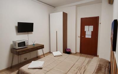 Camera Matrimoniale con Bagno in Comune 