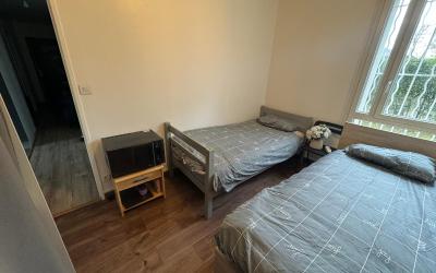 Chambre Lits Jumeaux avec Salle de Bains Commune Chambre Lits Jumeaux avec Salle de Bains Commune