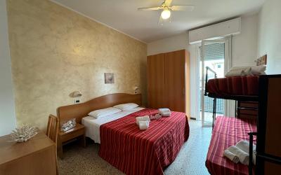 Camera Quadrupla Superior