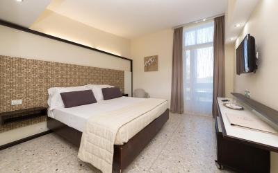 Camera Tripla Superior