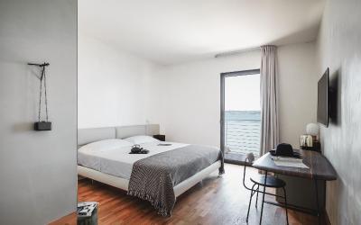 Camera Matrimoniale King Deluxe con Balcone e Vista Lago