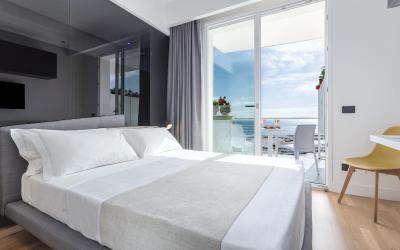 Camera Matrimoniale con Balcone e Vista Mare