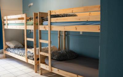 Lit Simple dans Dortoir pour Femmes Lit Simple dans Dortoir pour Femmes