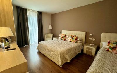 Camera Tripla Comfort con Balcone e Vista Piscina