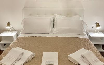 Camera Matrimoniale con Bagno in Comune 