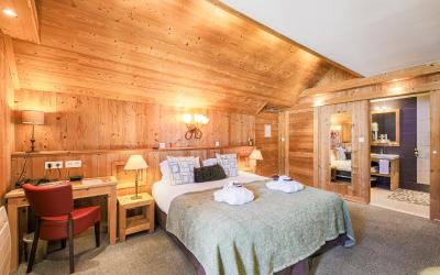 Chambre Lit King-Size avec Douche Accessible en Fauteuil Roulant - Adaptu00e9e aux Personnes u00e0 Mobilitu00e9 Ru00e9duite Chambre Lit King-Size avec Douche Accessible en Fauteuil Roulant - Adaptu00e9e aux Personnes u00e0 Mobilitu00e9 Ru00e9duite