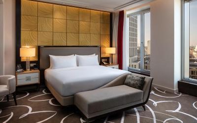 Deluxe Zimmer mit Kingsize-Bett und Stadtblick