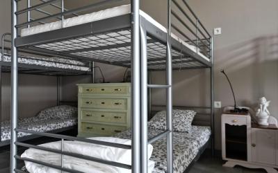 Lit Simple dans Dortoir Mixte Lit Simple dans Dortoir Mixte