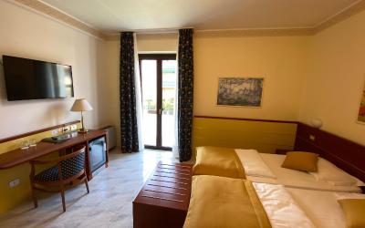 Camera Matrimoniale/Doppia con Letti Singoli con Balcone e Vista Lago Parziale - Dependance