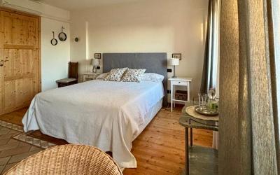 Camera Matrimoniale con Vista Giardino