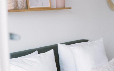 Chambre Lit Queen-Size avec Salle de Bains Commune 