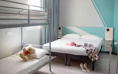 Chambre Standard avec 1 Lit Double et 2 Lits Simples Chambre Standard avec 1 Lit Double et 2 Lits Simples