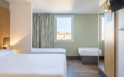 Chambre Quadrupleu00a0-u00a0Accessible aux Personnes u00e0 Mobilitu00e9 Ru00e9duite Chambre Quadrupleu00a0-u00a0Accessible aux Personnes u00e0 Mobilitu00e9 Ru00e9duite