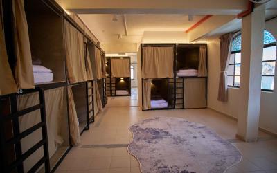 Tempat Tidur Single di Kamar Asrama Campuran