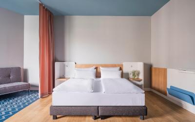 Besonders grou00dfes Zimmer mit Balkon
