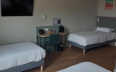 Chambre Familiale Supu00e9rieure avec Lit Queen-Size et 2u00a0Lits Simples Chambre Familiale Supu00e9rieure avec Lit Queen-Size et 2u00a0Lits Simples