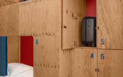 Lit Simple dans Dortoir pour Hommes Lit Simple dans Dortoir pour Hommes