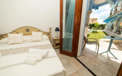 Camera Matrimoniale/Doppia con Letti Singoli con Vista Piscina